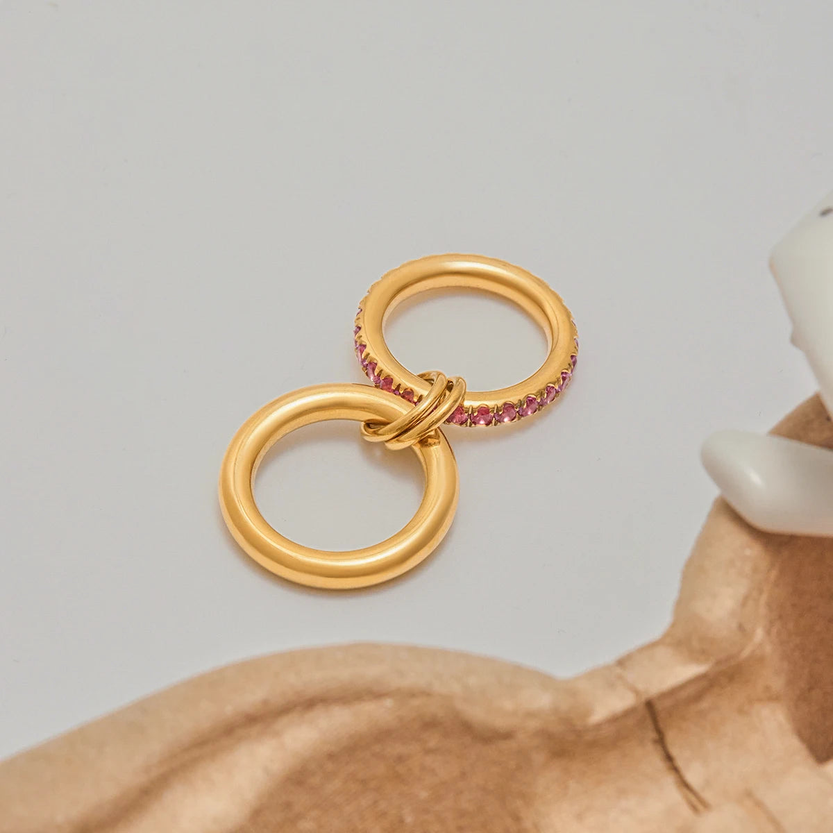 Luxe Meerlaagse Gouden Ring met Gekleurde Zirkoonstenen – Wit, Groen, Roze & Blauw | Verstelbare Stapelbare Modering