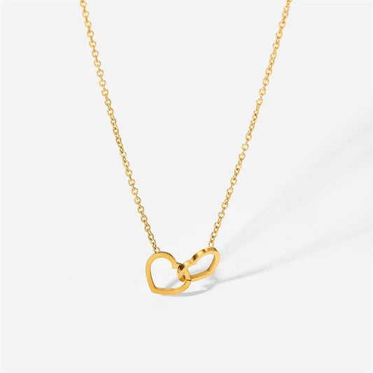 Gouden in elkaar grijpende hartketting | Delicate aanslagvrije liefdeshanger