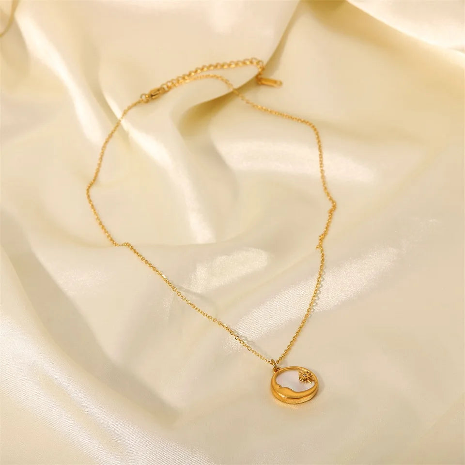 Gouden Parelmoer Zon Maan Ketting | Waterdichte Hemelse Sieraden