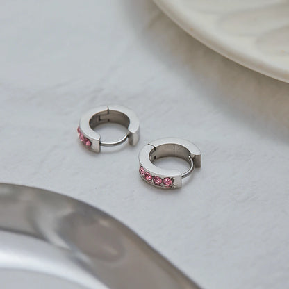 Koop verzilverde roze druppelvormige huggie oorringen voor dames. Waterdichte, hypoallergene, vlekvrije roestvrijstalen sieraden voor dagelijks gebruik.