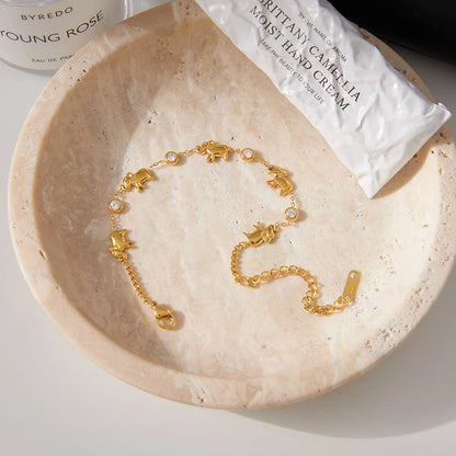 18K vergulde olifantenarmband met zirkonia kristallen | Waterdichte geluksbrenger olifantenarmband | Subtiele gouden dierenarmband met bedel