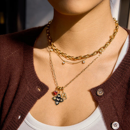 18K Vergulde Ketting met Meerdere Bedels en Paperclip Schakels | Waterdichte Zwart Emaille Bloemen- en Rood Hart Kristal Bedelketting | Opvallende Statement Ketting