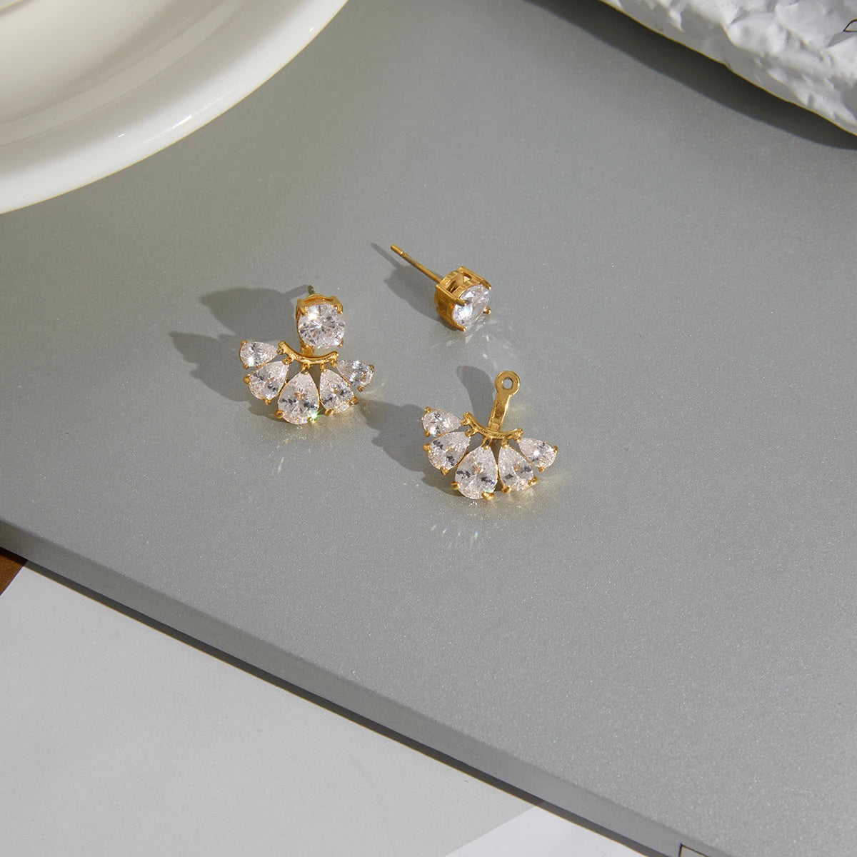 18K Vergulde CZ Ear Jacket Oorbellen | Waterdichte Ronde Stud met Peergeslepen Waaier Drop Jacket | Diamant Stijl Bruidsoorbellen