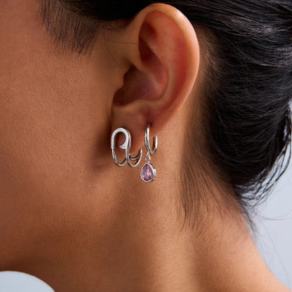 Koop verzilverde roze druppelvormige huggie oorringen voor dames. Waterdichte, hypoallergene, vlekvrije roestvrijstalen sieraden voor dagelijks gebruik.
