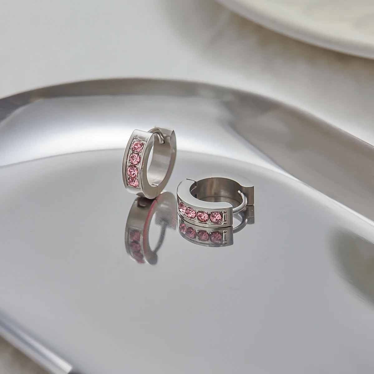 Koop verzilverde roze druppelvormige huggie oorringen voor dames. Waterdichte, hypoallergene, vlekvrije roestvrijstalen sieraden voor dagelijks gebruik.