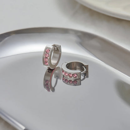 Koop verzilverde roze druppelvormige huggie oorringen voor dames. Waterdichte, hypoallergene, vlekvrije roestvrijstalen sieraden voor dagelijks gebruik.